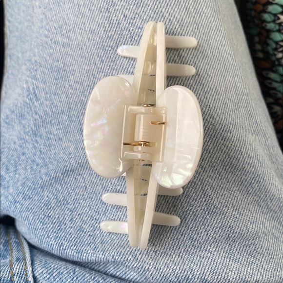 ALO Yoga 90s Claw Clip Pearl White Hair Accessory Gym - Picture 6 of 8
